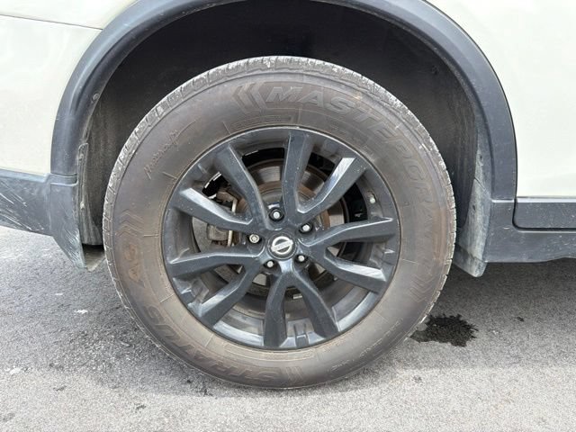 Used 2017 Nissan Rogue SV w/ Midnight Edition FWD image 9