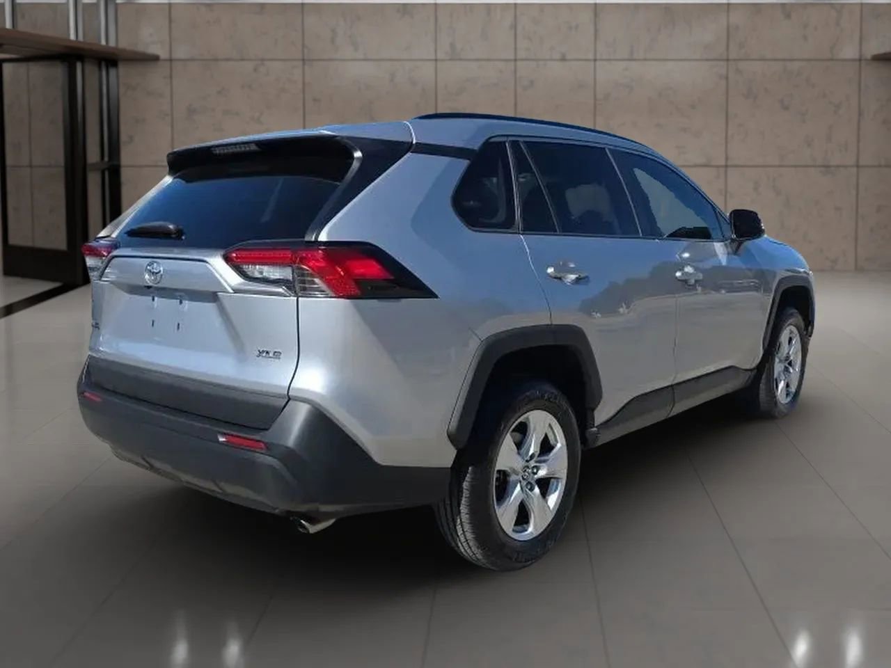 Used 2021 Toyota RAV4 XLE image 7