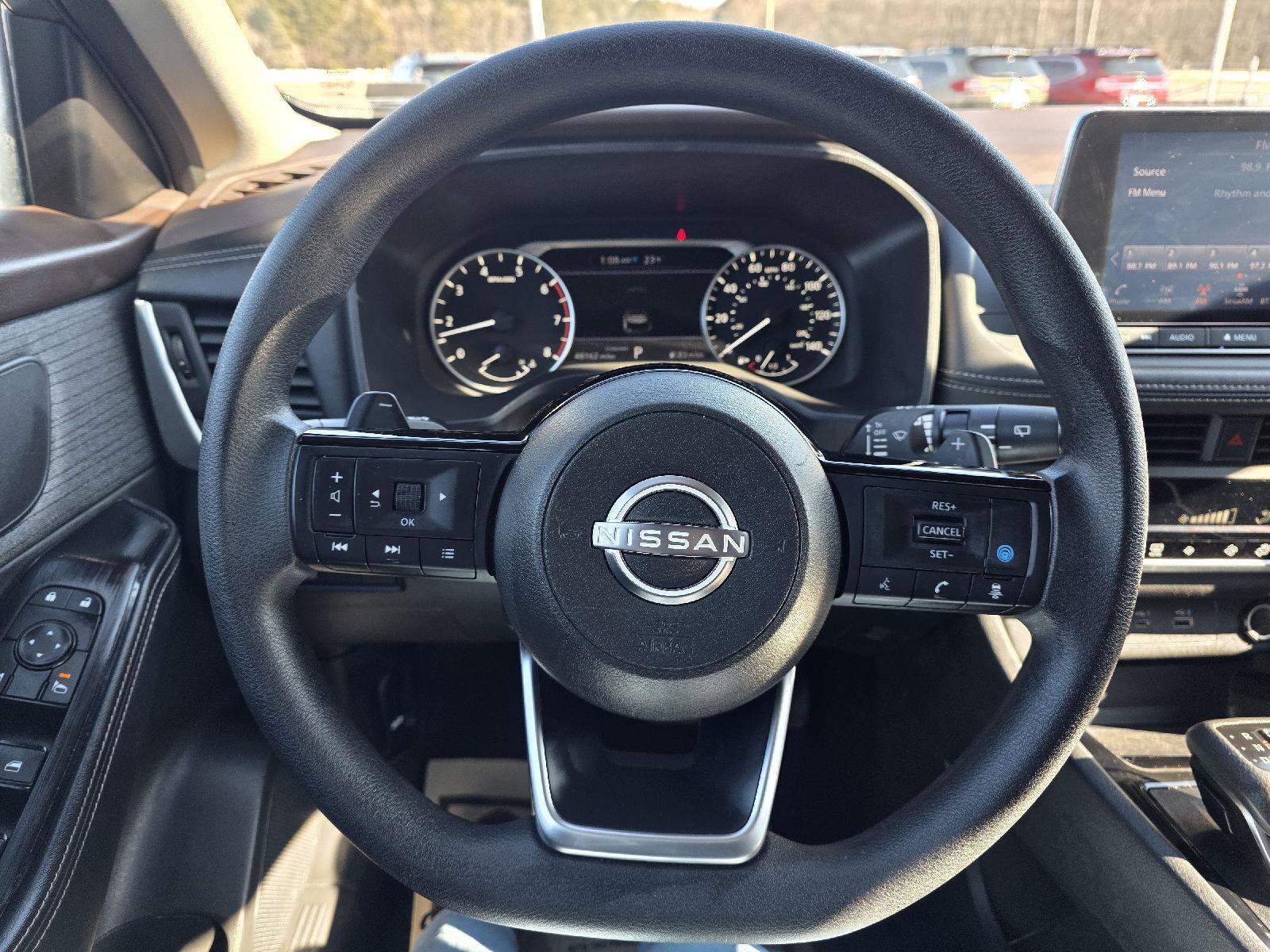 Used 2023 Nissan Rogue SV image 9