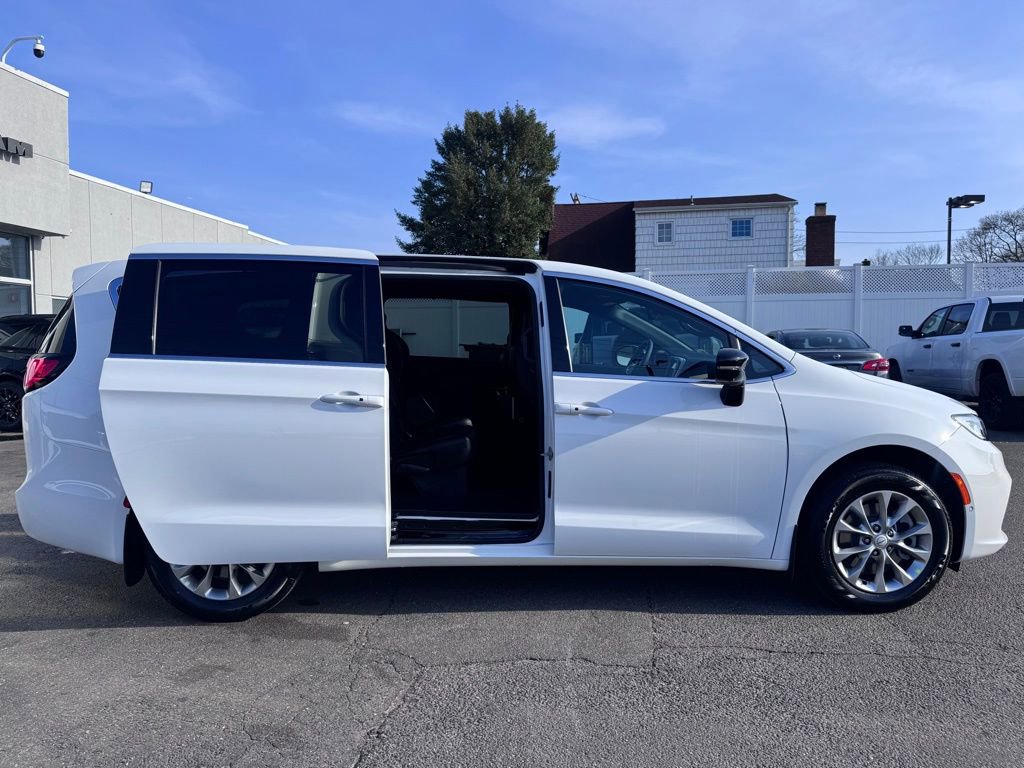 New 2026 Chrysler Pacifica Select AWD/4WD image 11