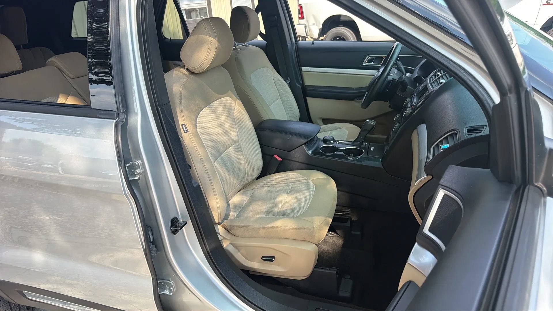Used 2016 Ford Explorer XLT AWD/4WD image 36