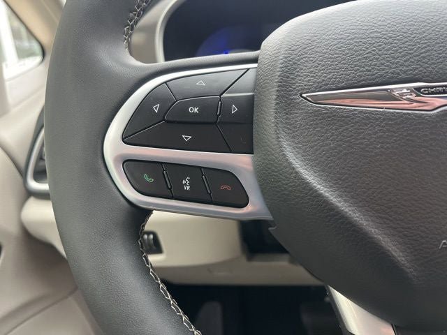 Used 2023 Chrysler Pacifica Touring-L image 27