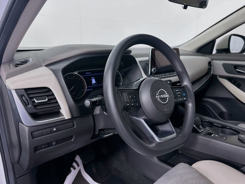 Used 2023 Nissan Rogue SV image 9