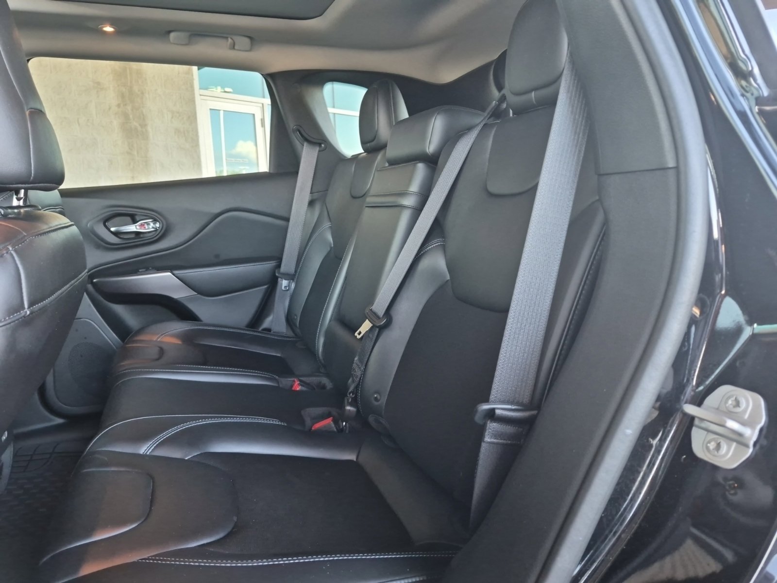 Used 2019 Jeep Cherokee Latitude Plus w/ Comfort/Convenience Group FWD image 8