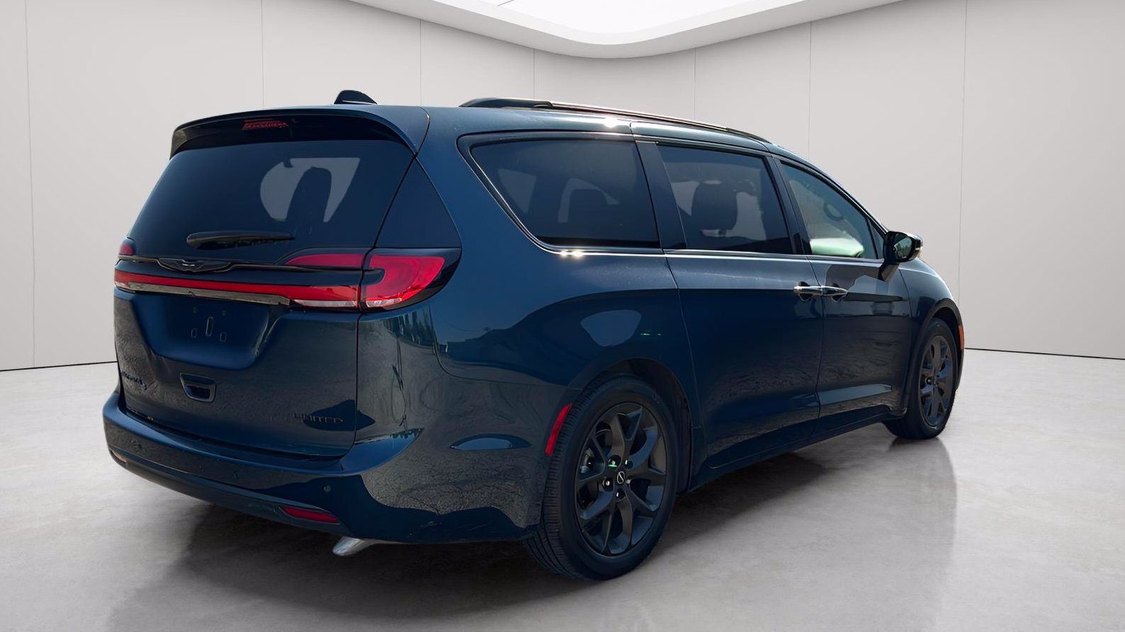 Used 2025 Chrysler Pacifica Limited FWD image 4