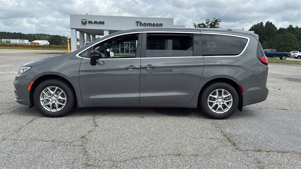 New 2025 Chrysler Pacifica Select image 4