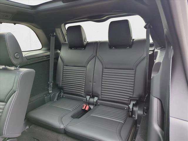 New 2024 Land Rover Discovery Dynamic SE image 17