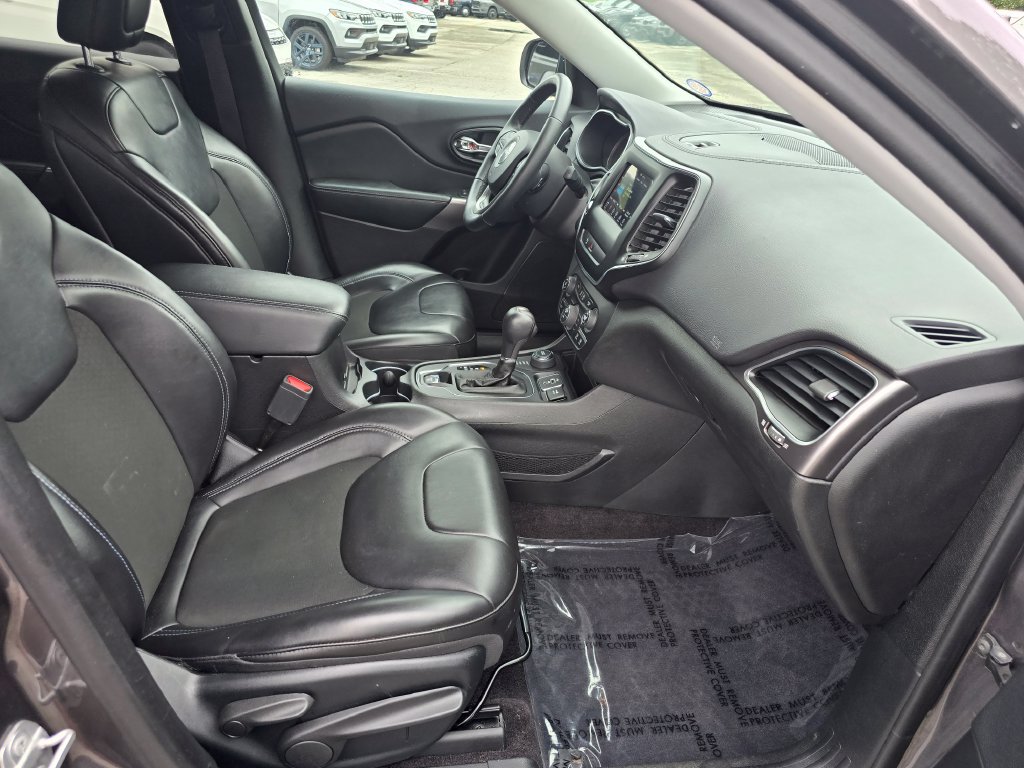 Used 2019 Jeep Cherokee Latitude Plus w/ Comfort/Convenience Group AWD/4WD image 27