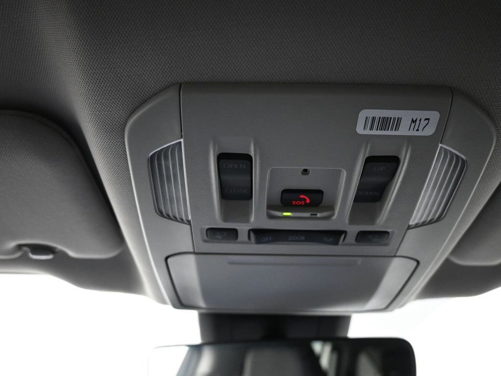 Used 2024 Toyota Highlander Limited AWD/4WD image 17