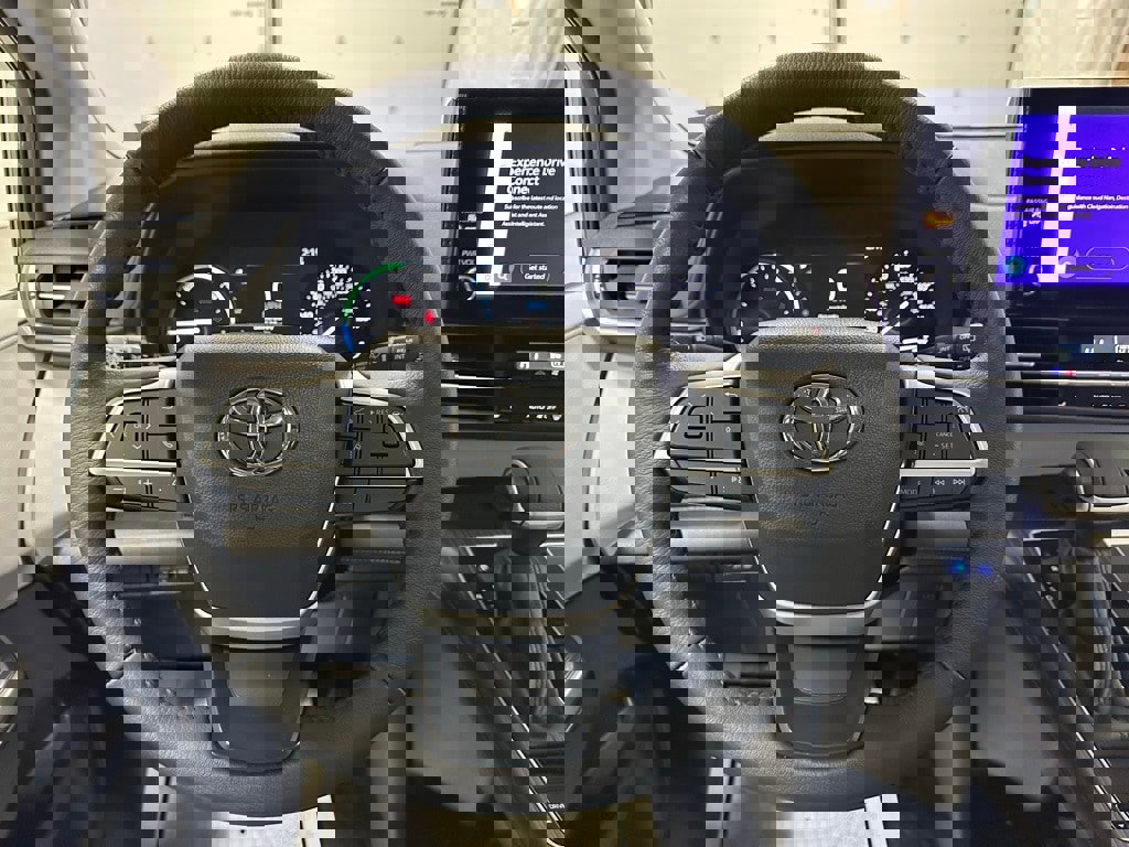 Used 2025 Toyota Sienna XLE image 18