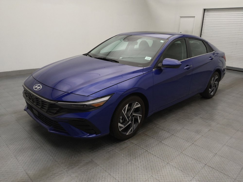 Used 2025 Hyundai Elantra SEL FWD image 2