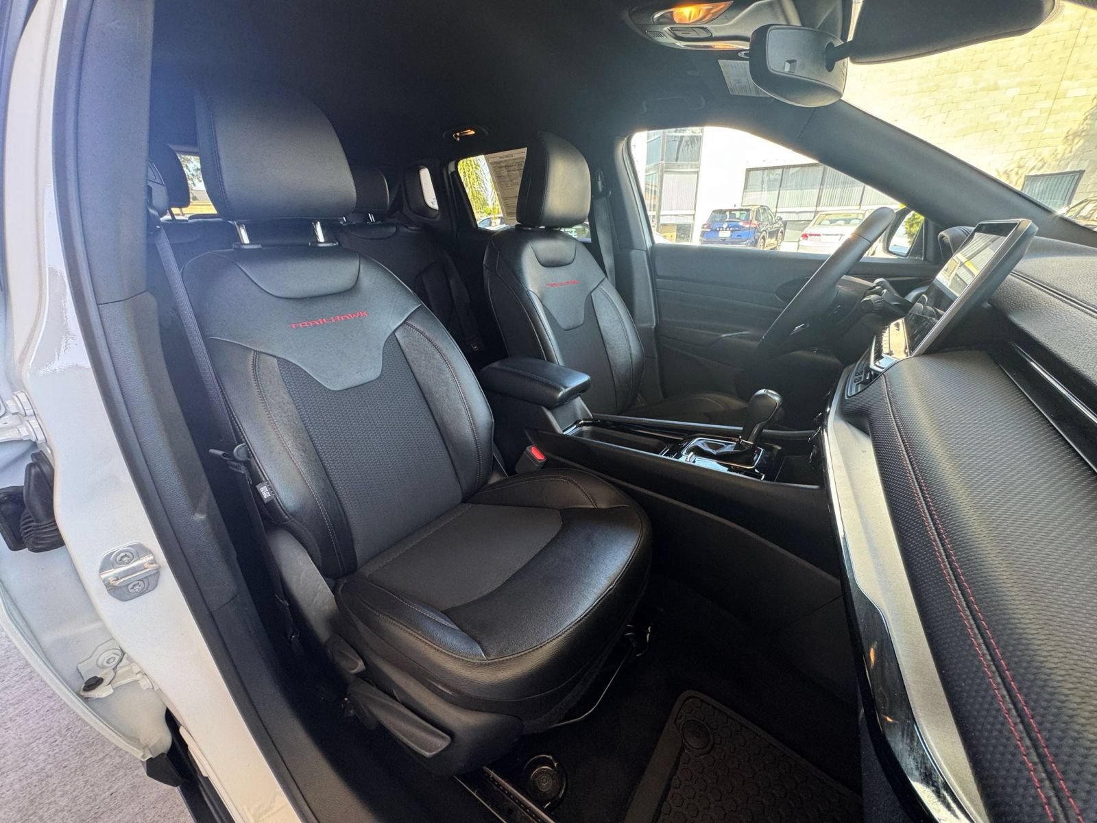 Used 2025 Jeep Compass Trailhawk AWD/4WD image 34