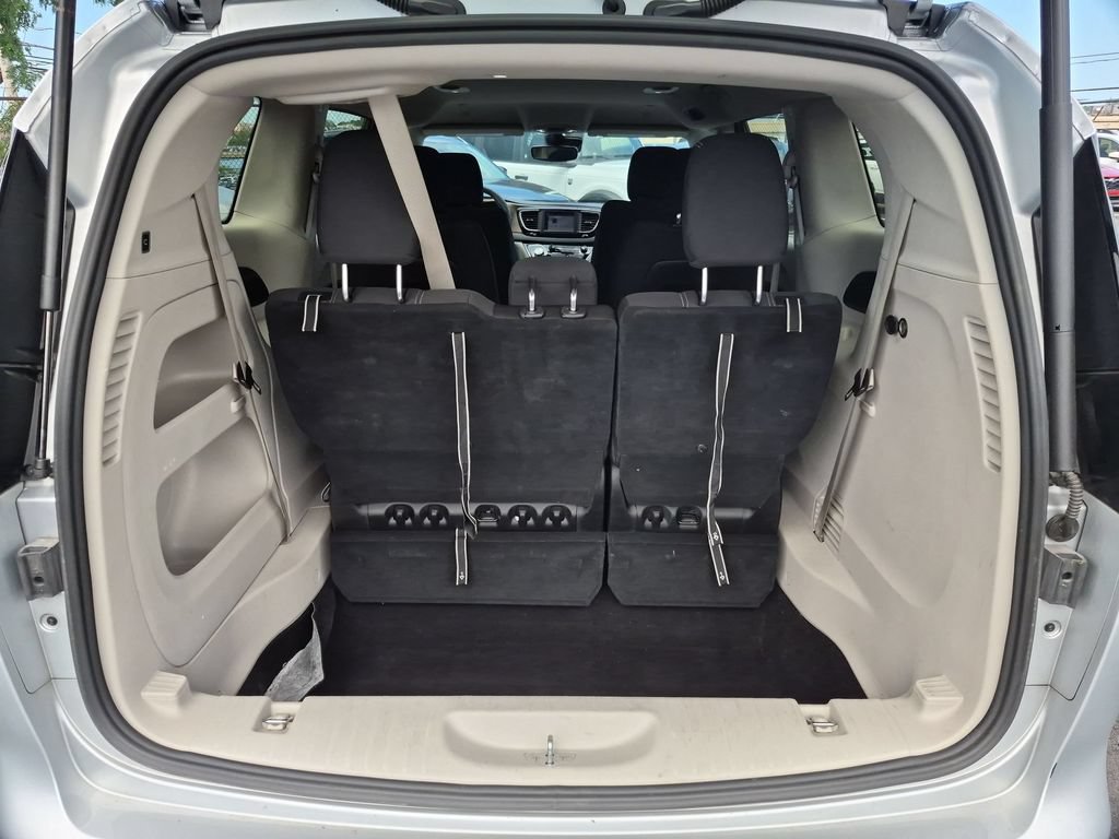 Used 2023 Chrysler Voyager LX FWD image 28