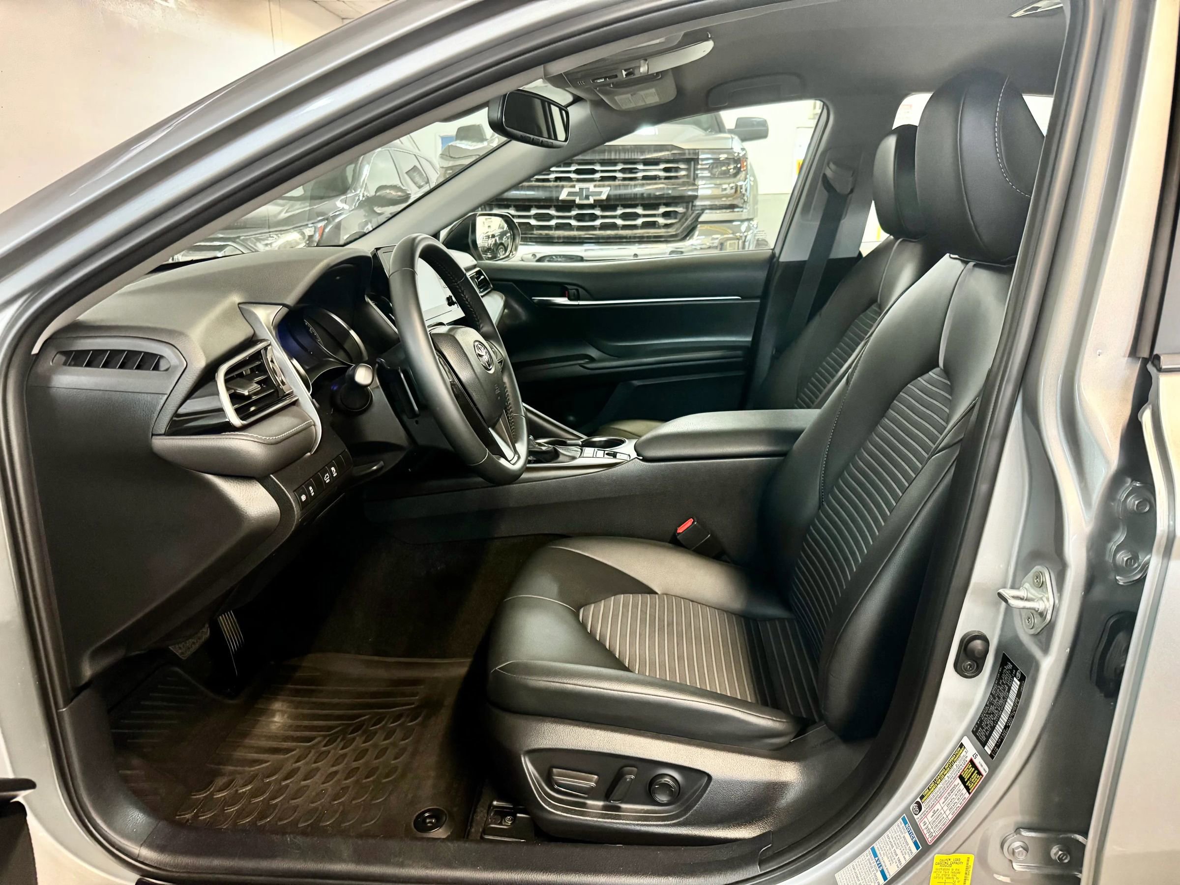 Used 2023 Toyota Camry SE image 11