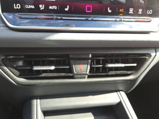 Used 2025 Volkswagen Tiguan SE AWD/4WD image 16