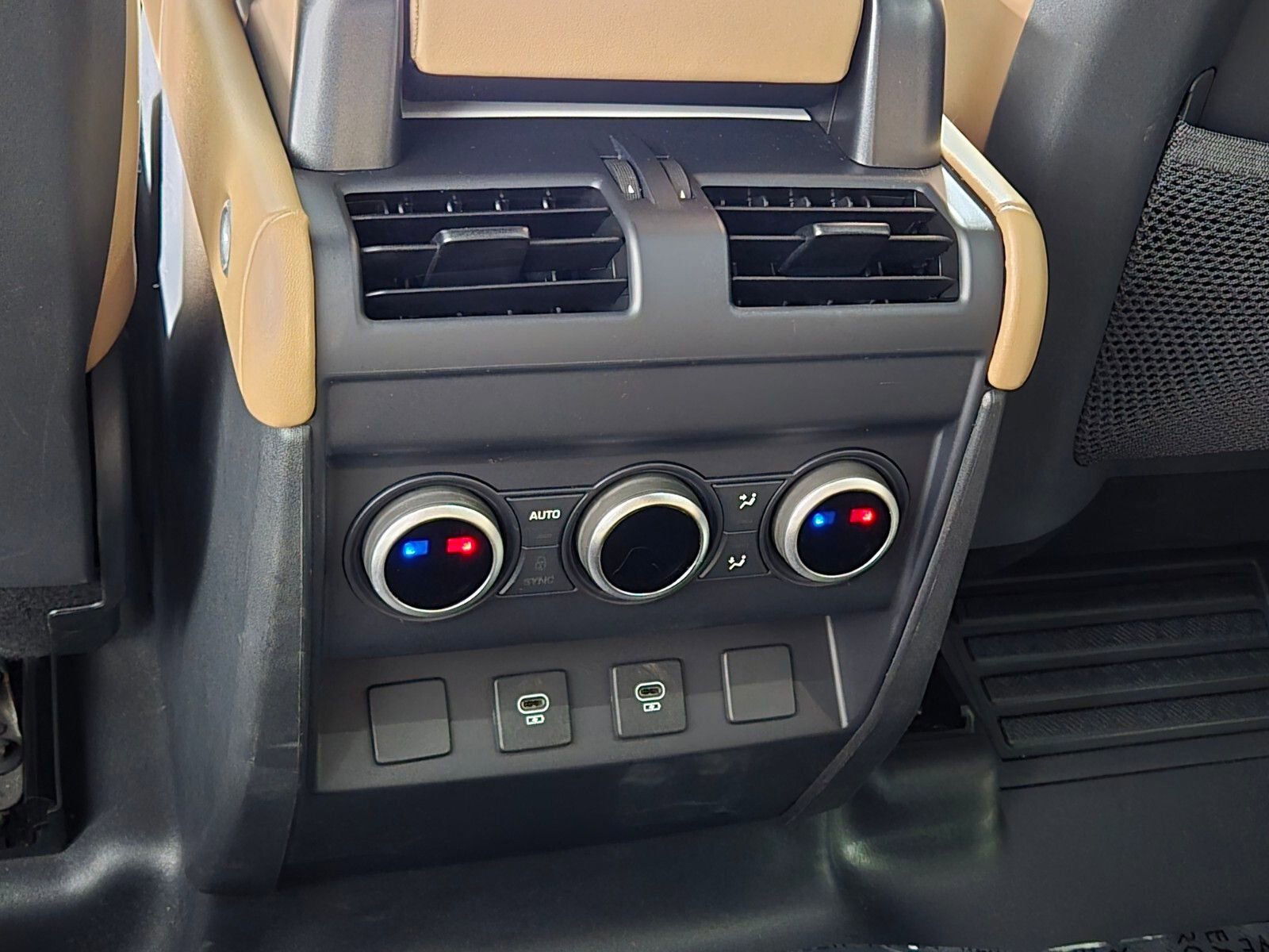 Used 2025 Land Rover Defender 110 X-Dynamic SE image 14