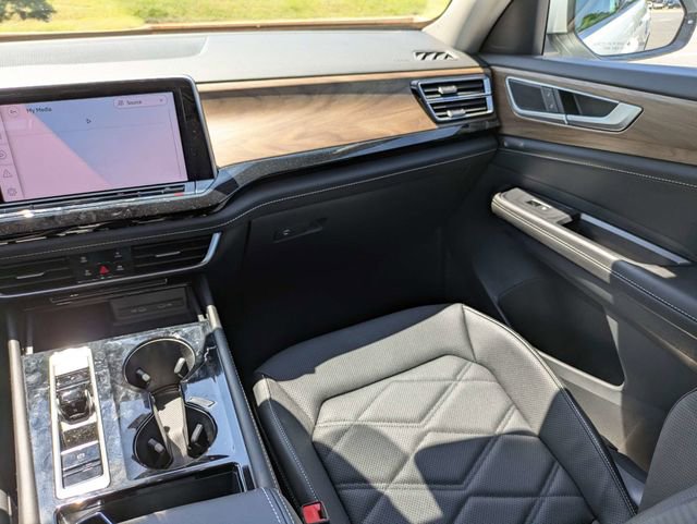 Used 2024 Volkswagen Atlas SE w/ Black Wheel Package FWD image 18
