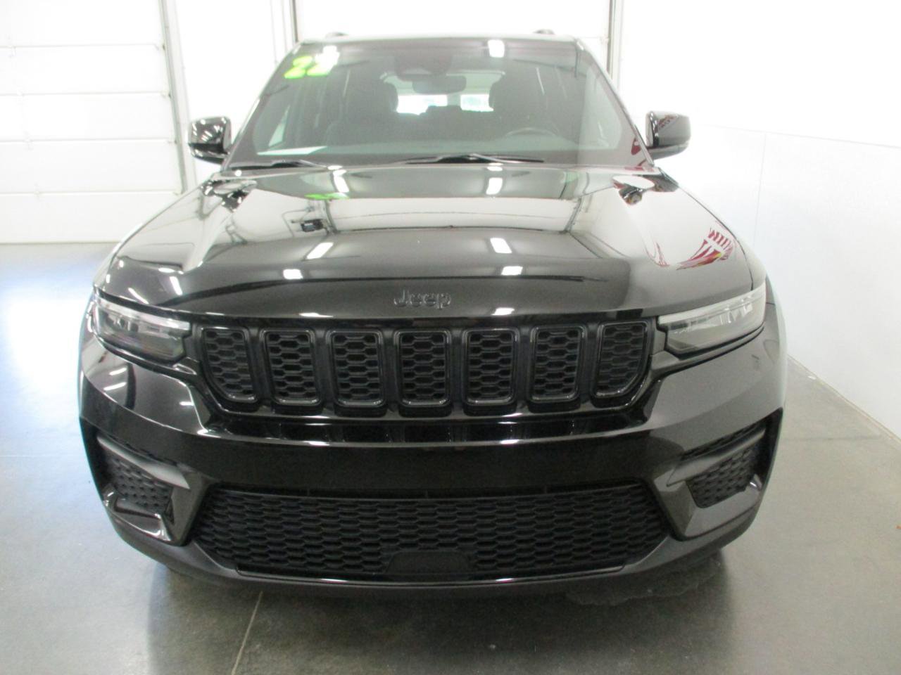 Used 2022 Jeep Grand Cherokee Altitude AWD/4WD image 8