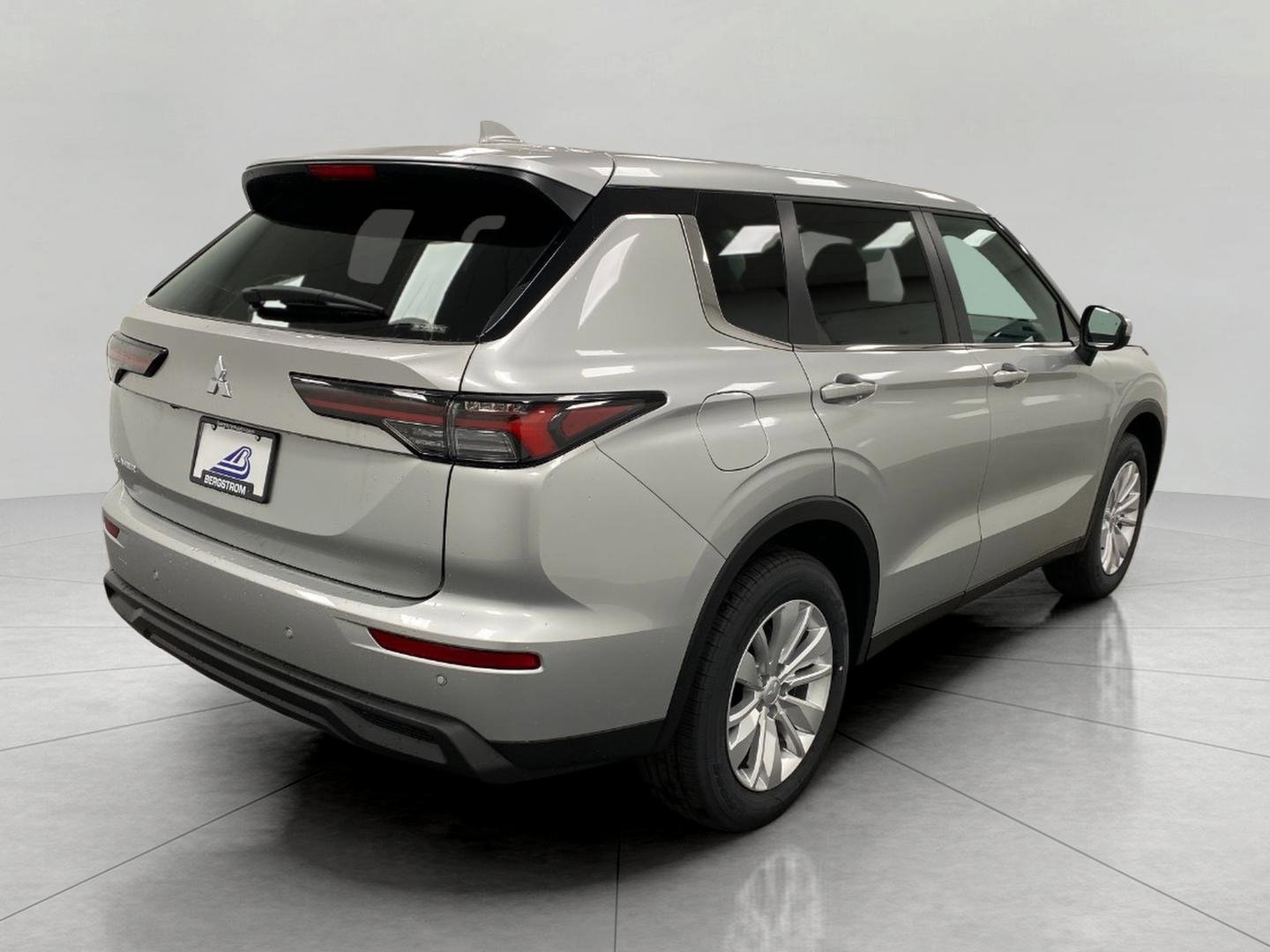 New 2025 Mitsubishi Outlander ES image 3