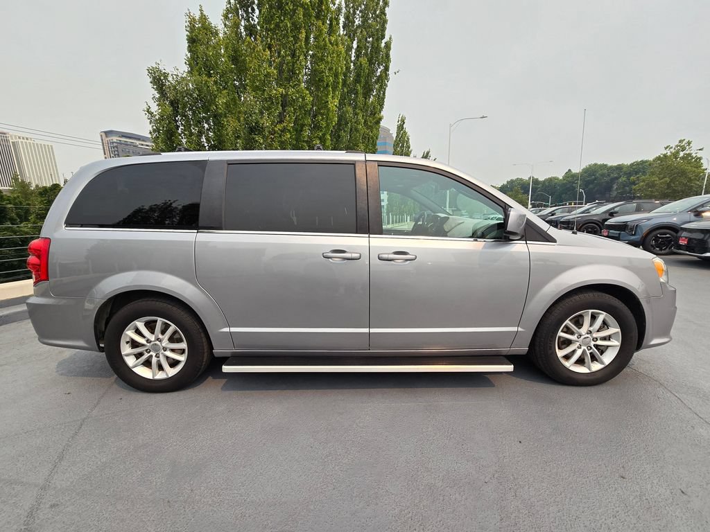 Used 2019 Dodge Grand Caravan SXT FWD image 2