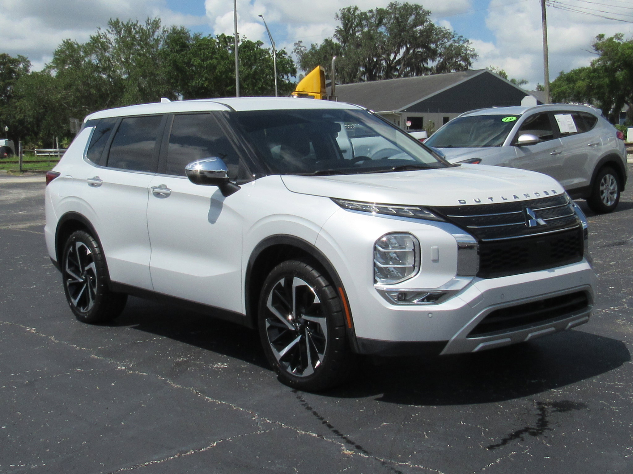 Used 2022 Mitsubishi Outlander SE image 1