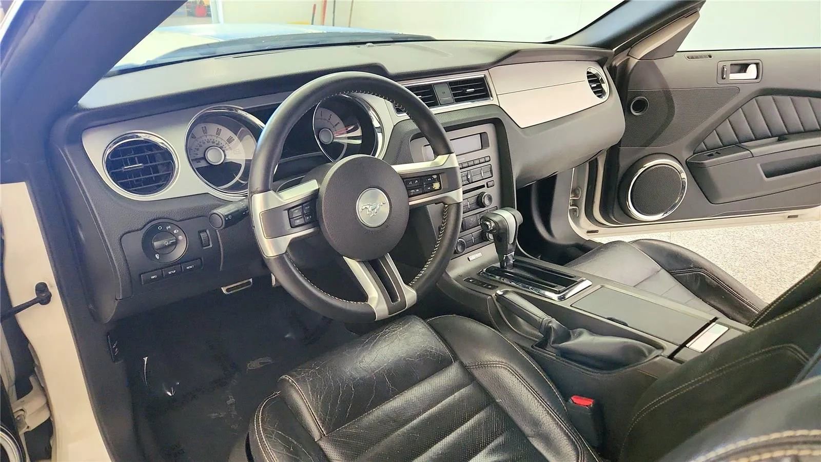 Used 2010 Ford Mustang Premium RWD image 22