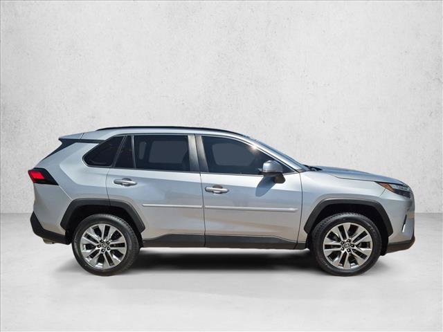 Used 2022 Toyota RAV4 XLE Premium AWD/4WD image 4