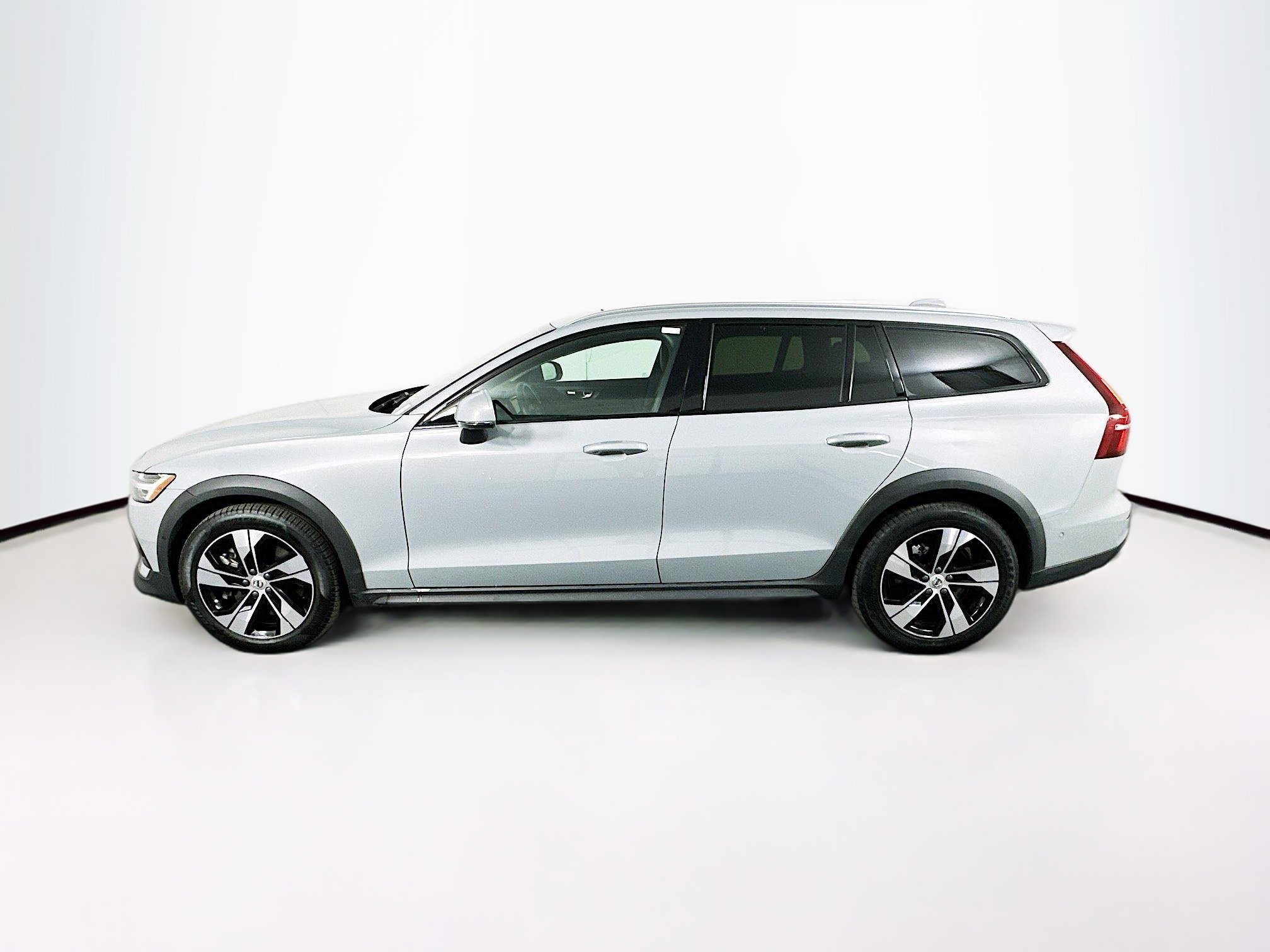 Used 2025 Volvo V60 B5 Cross Country Plus image 4