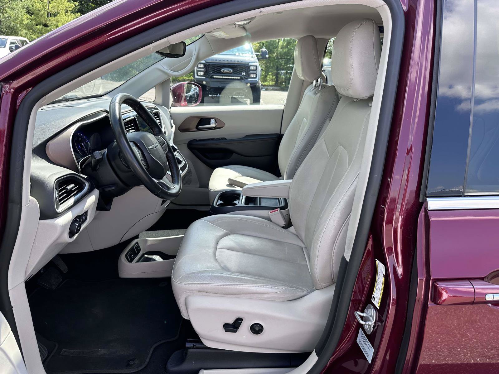 Used 2017 Chrysler Pacifica Touring-L FWD image 12