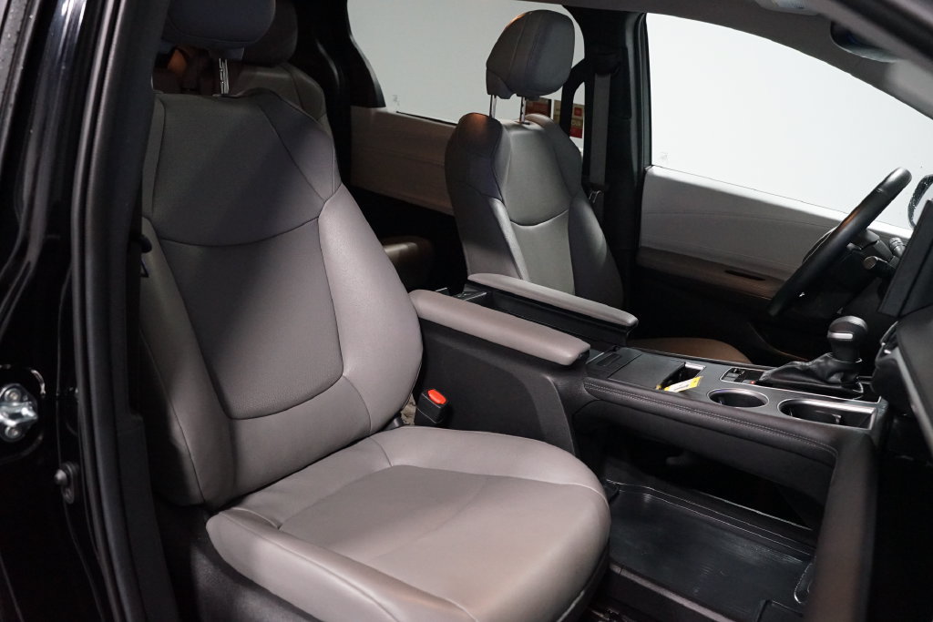 Certified 2025 Toyota Sienna XLE FWD image 28
