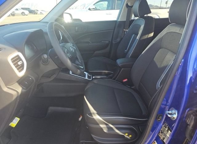 Used 2025 Hyundai Venue Limited FWD image 13