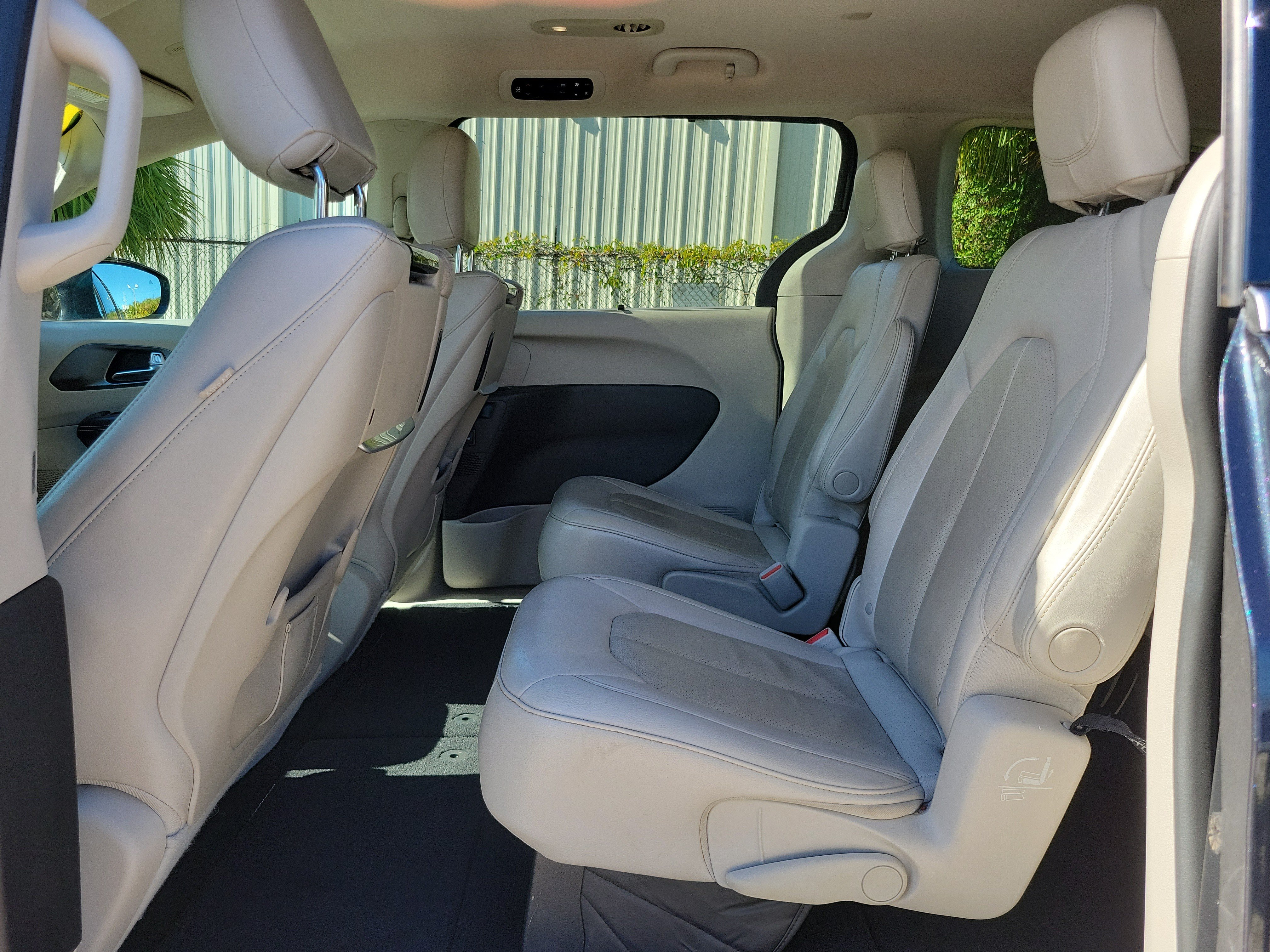 Used 2020 Chrysler Pacifica Touring-L Plus FWD image 8