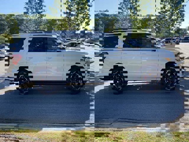 Used 2024 Ford Expedition Limited image 2