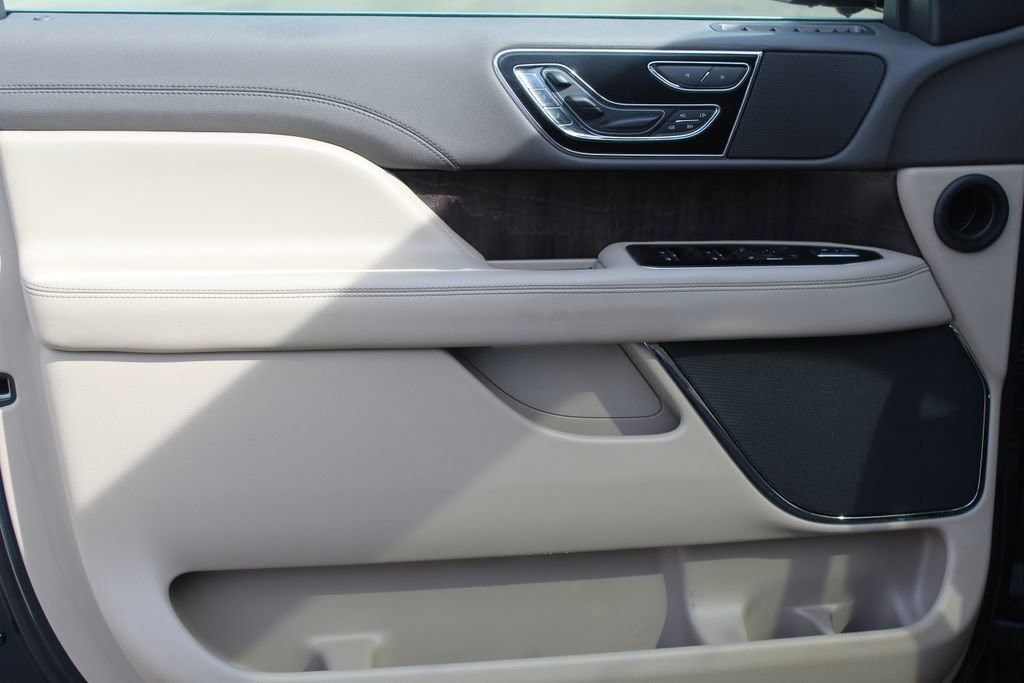 Used 2022 Lincoln Navigator Reserve AWD/4WD image 15