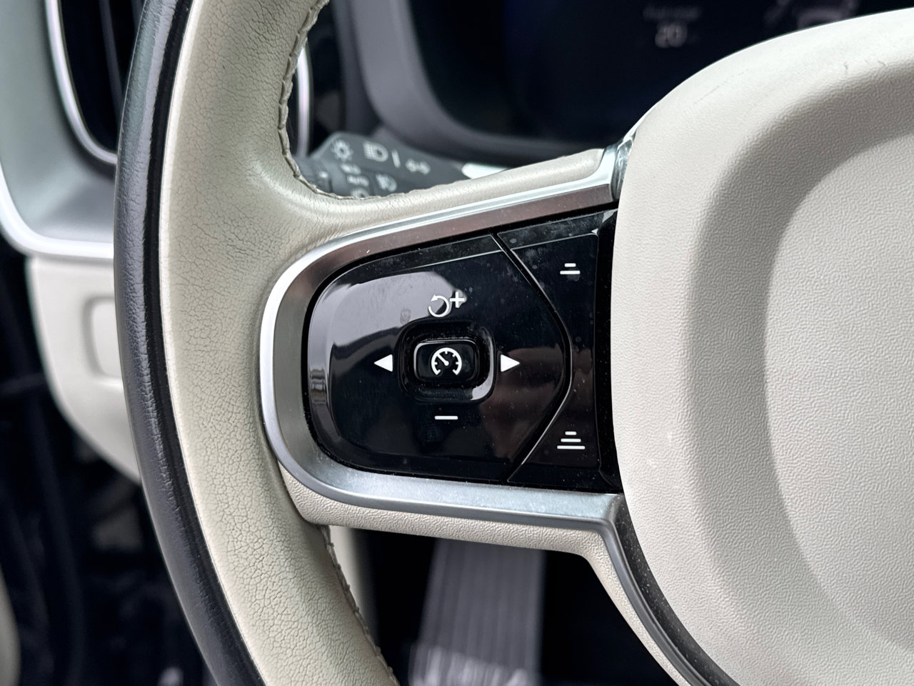 Used 2024 Volvo XC60 B5 Core image 25