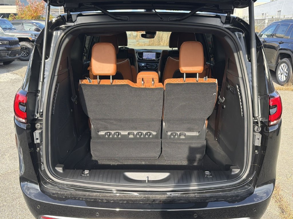 Used 2026 Chrysler Pacifica Pinnacle FWD image 27
