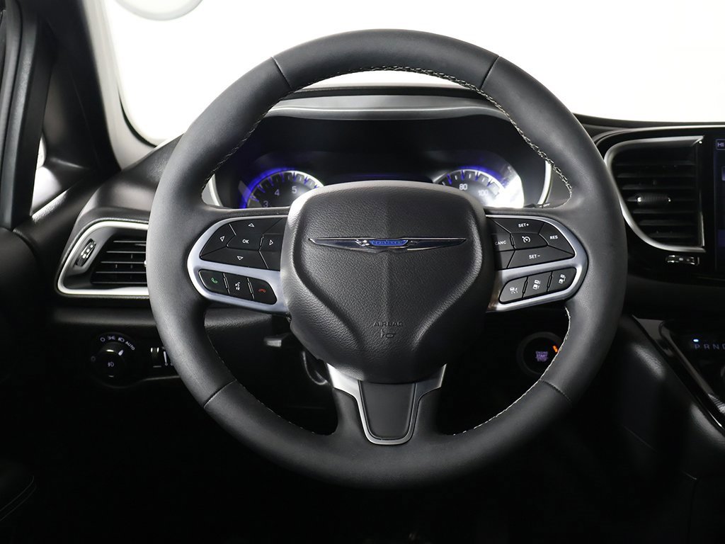 Used 2025 Chrysler Pacifica Select image 35