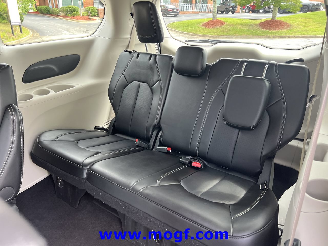 Used 2024 Chrysler Pacifica Touring-L FWD image 21