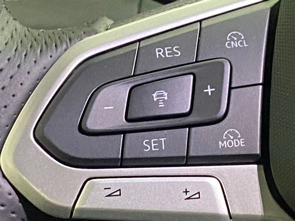 New 2026 Volkswagen Tiguan SE R-Line AWD/4WD image 14
