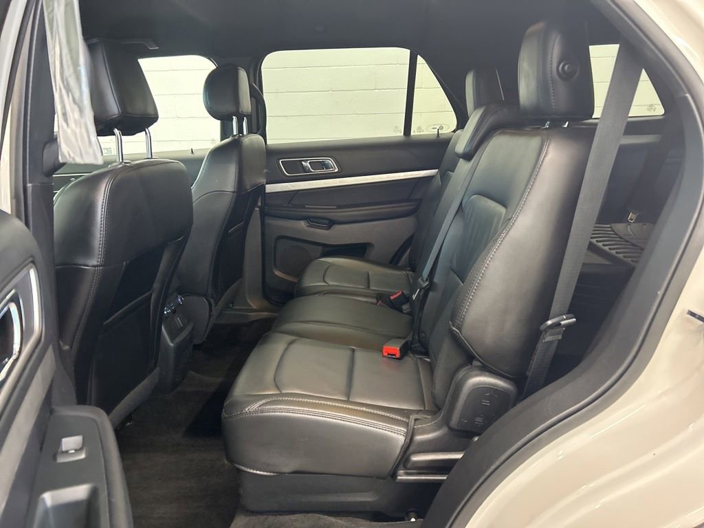 Used 2017 Ford Explorer XLT w/ Equipment Group 202A AWD/4WD image 15