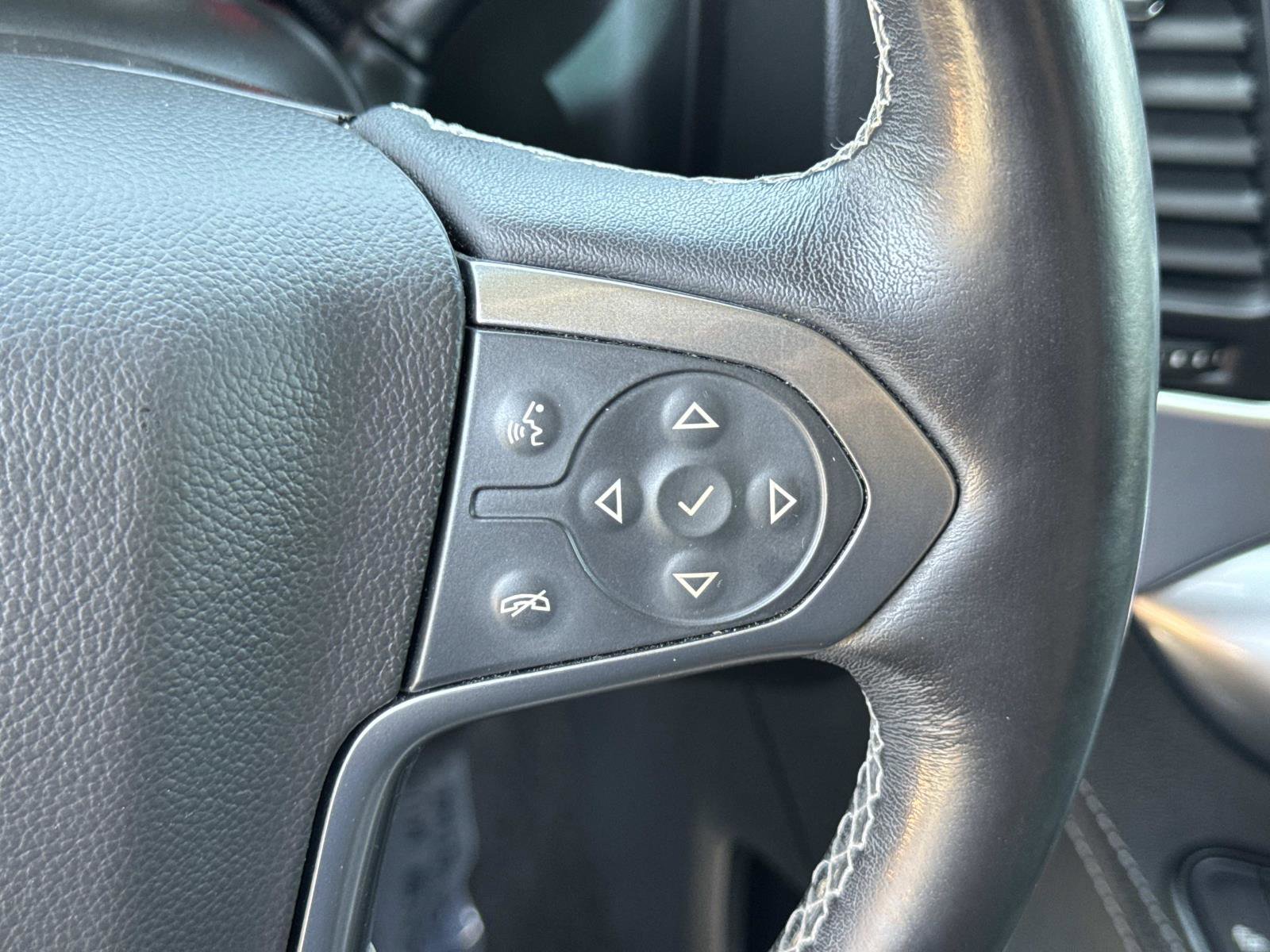 Used 2018 Chevrolet Suburban LT RWD image 12