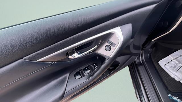 Used 2013 Nissan Altima 2.5 SL w/ Technology Pkg image 10