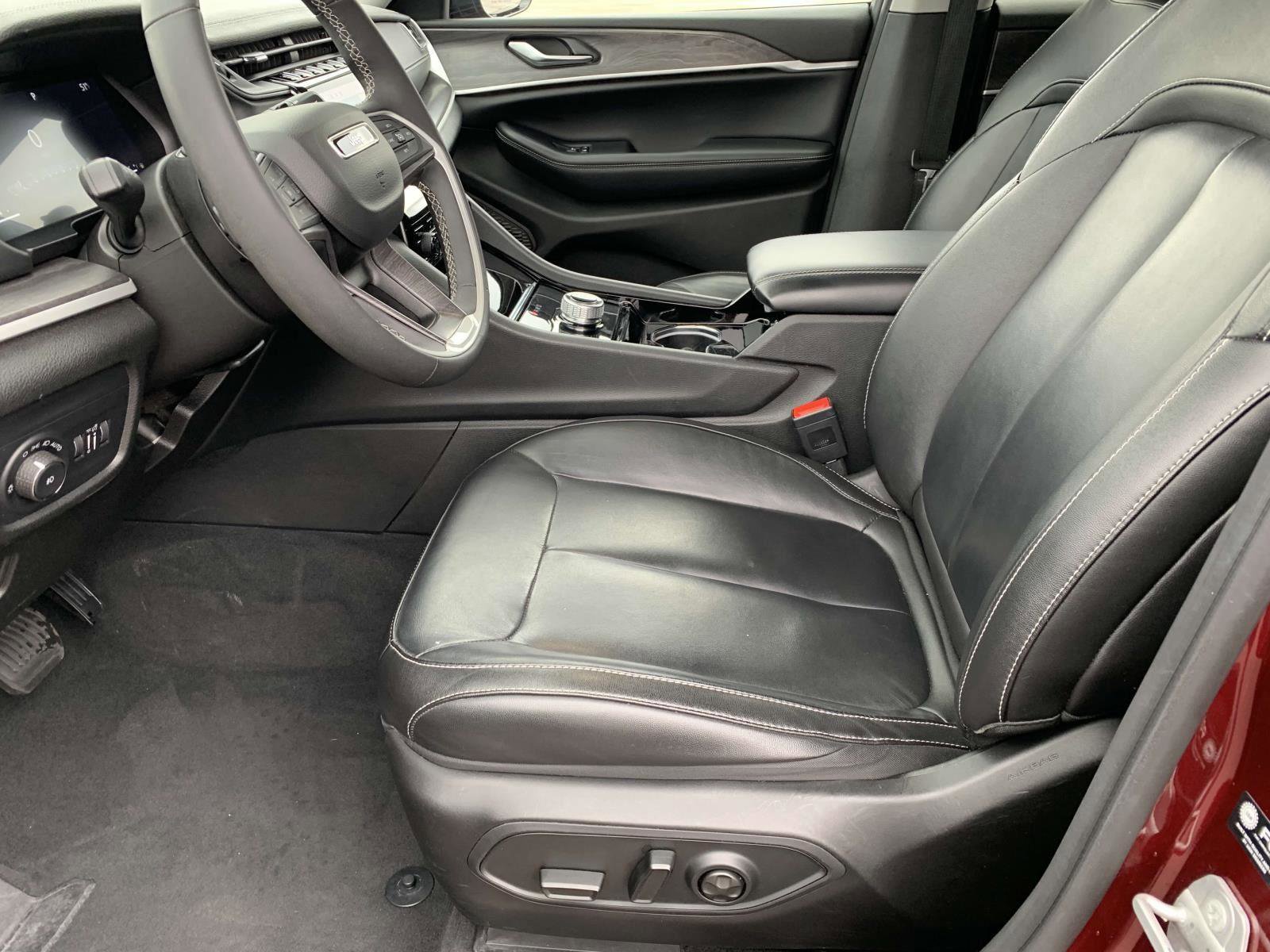 Used 2023 Jeep Grand Cherokee Limited image 28