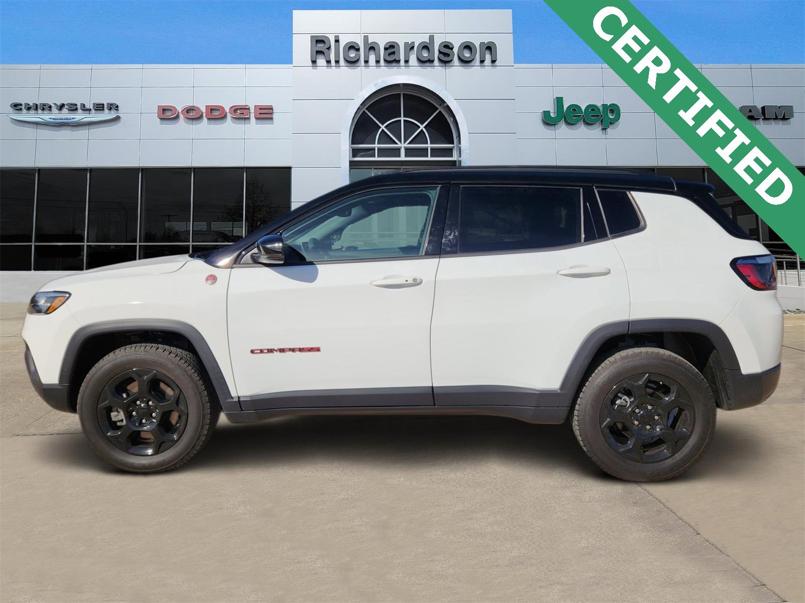 Used 2023 Jeep Compass Trailhawk image 3