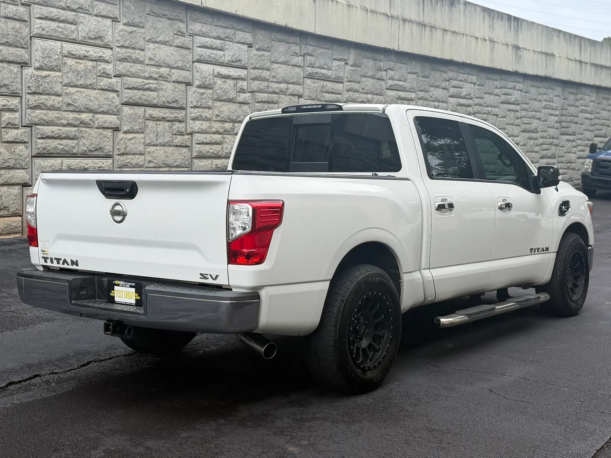 Used 2017 Nissan Titan SV RWD image 6