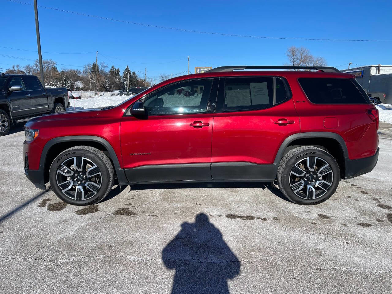 Used 2021 GMC Acadia SLE w/ Driver Convenience Package image 2