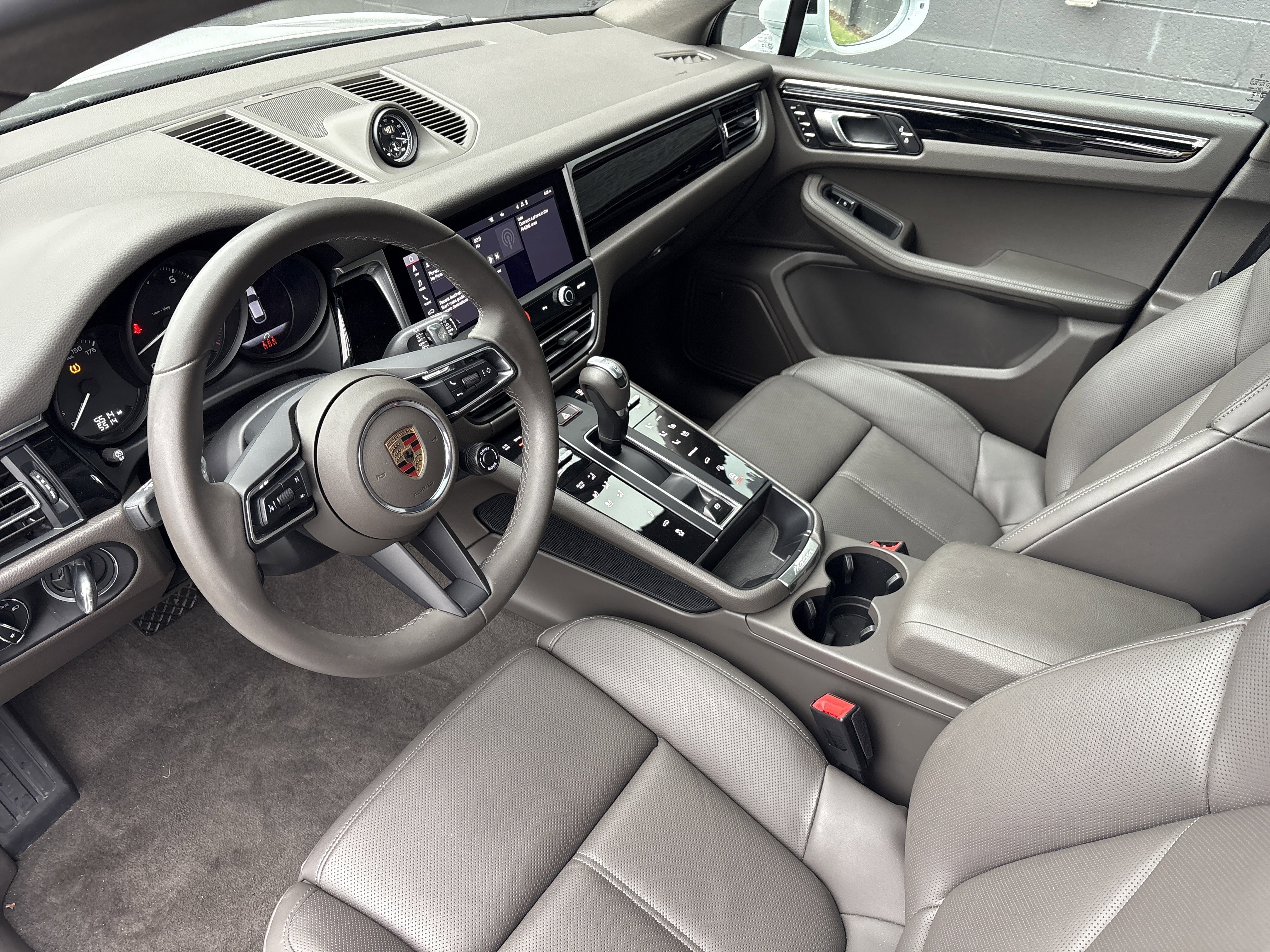 Certified 2025 Porsche Macan image 4