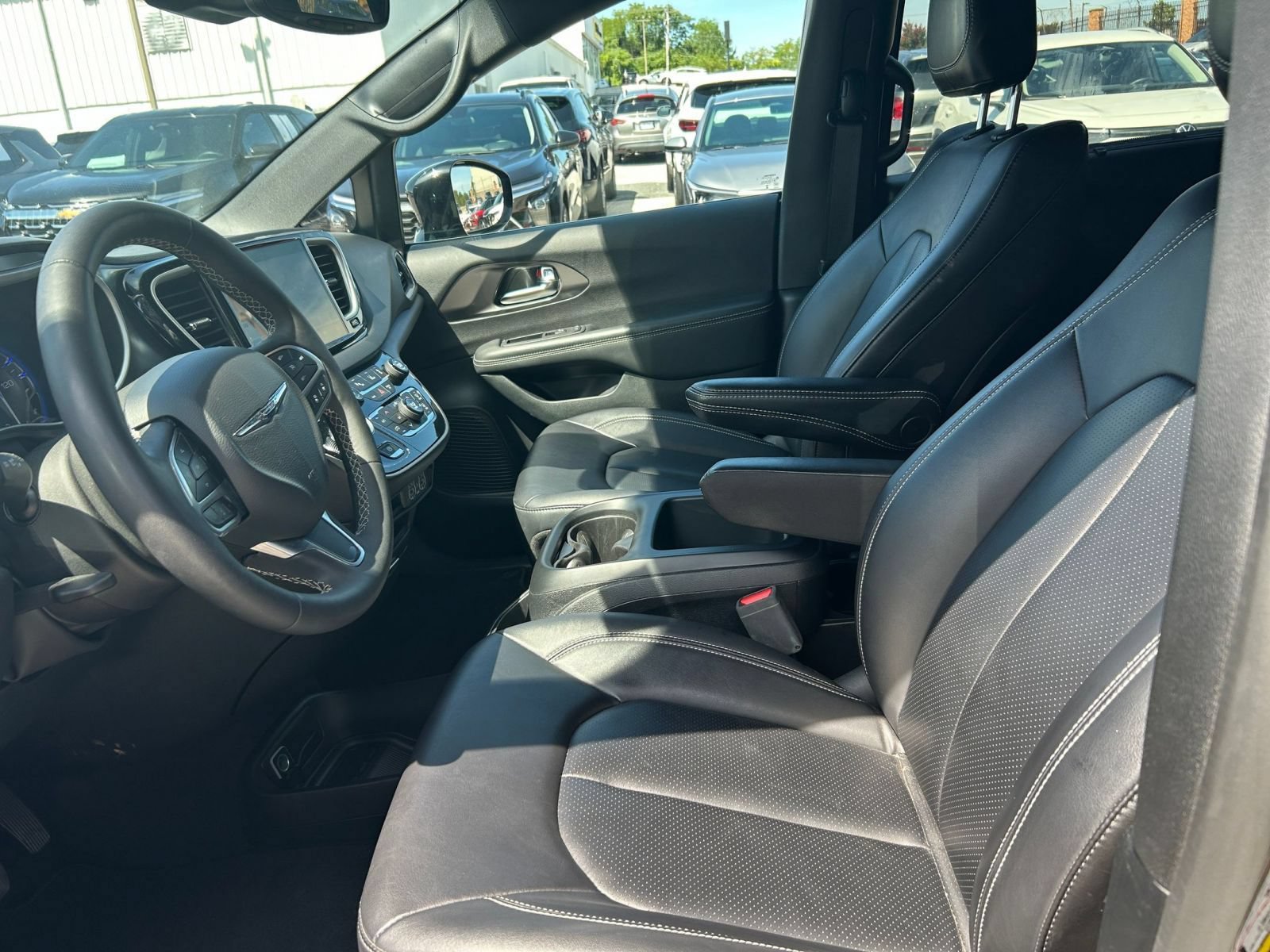 Used 2025 Chrysler Pacifica Select FWD image 24