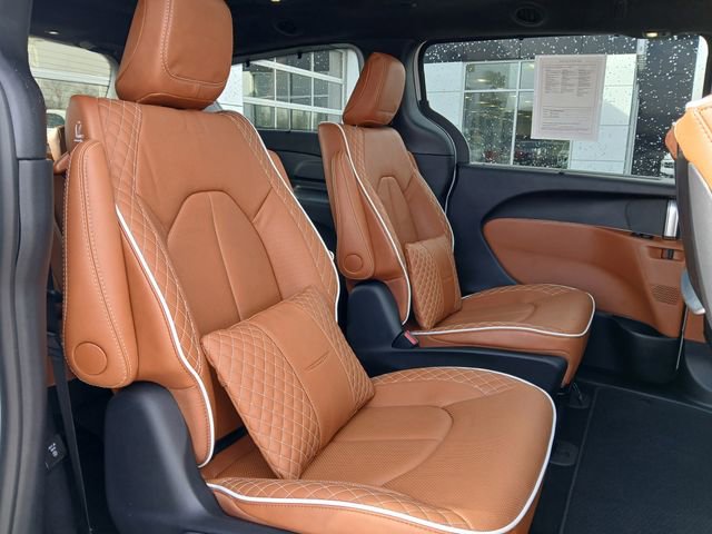 Used 2025 Chrysler Pacifica Pinnacle image 16