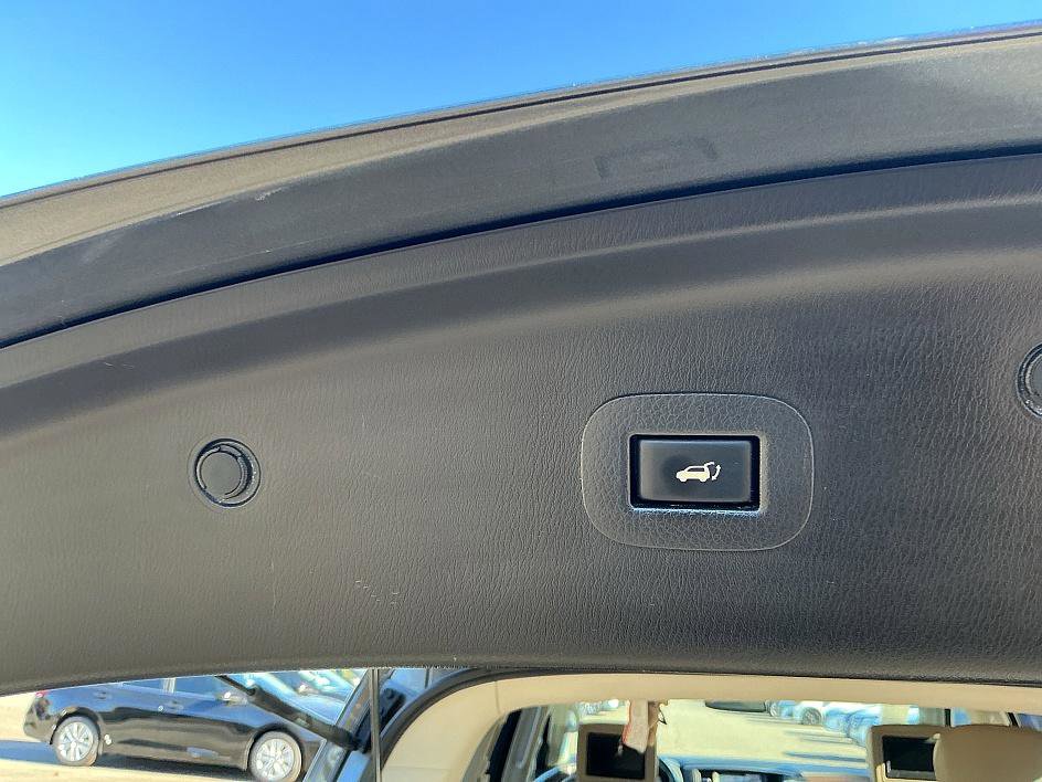 Used 2017 Nissan Armada Platinum w/ Interior Lighting Package image 30